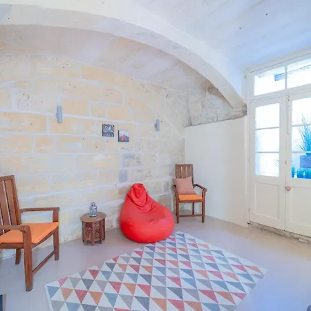 Typical Maltese Town House Just Outside Valletta Holiday home *