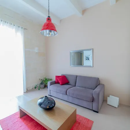 Typical Maltese Town House Just Outside Valletta Holiday home